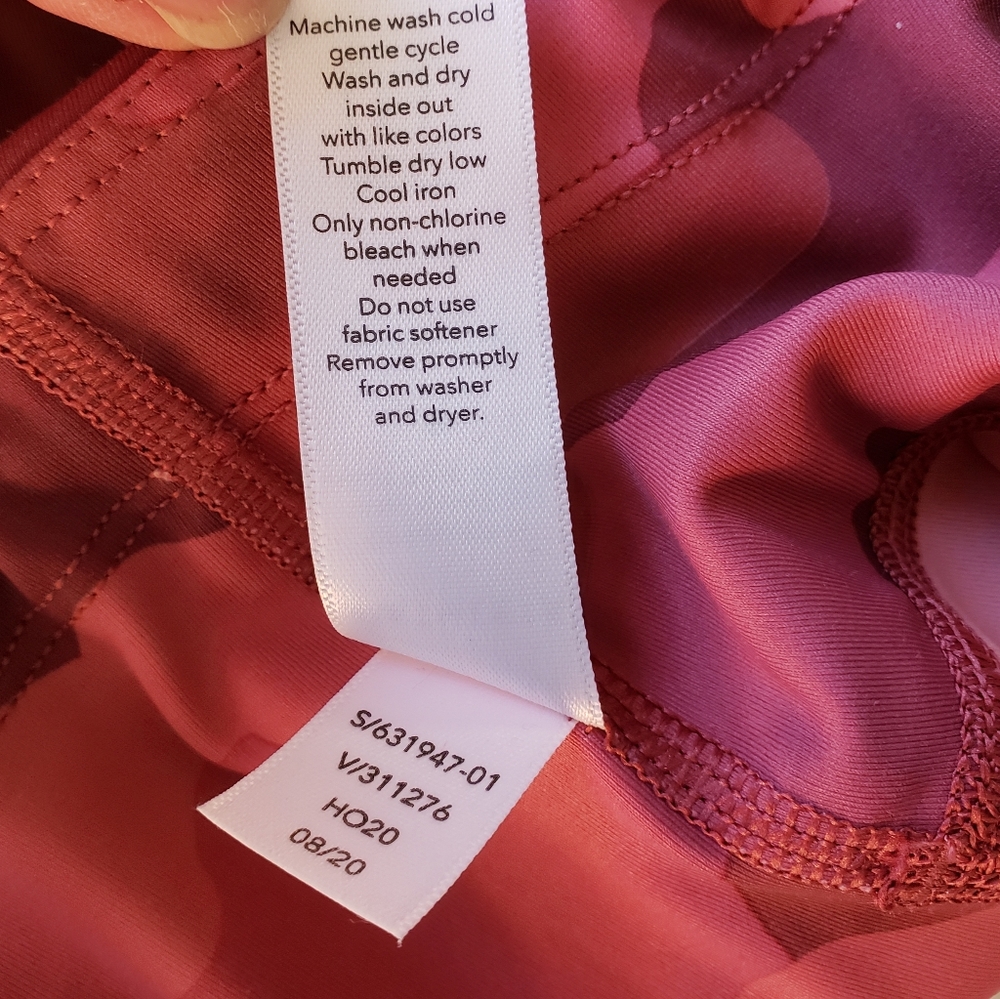 Athleta Ultimate Stash Pocket Printed 7/8 Tight Leggings Red Pink Camo Small - Picture 8 of 16